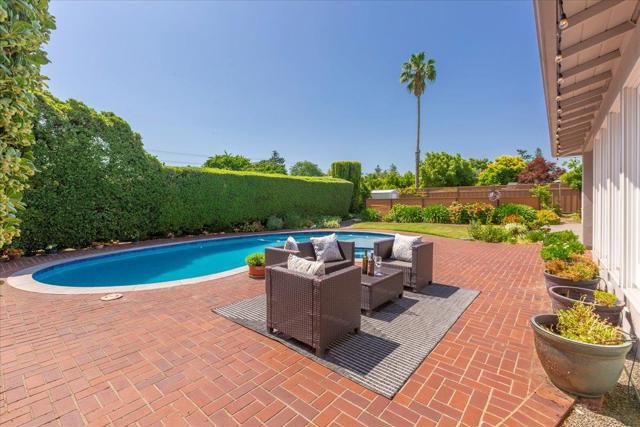 539 Los Ninos Way, Los Altos CA: https://media.crmls.org/mediaz/5019530f-6ea0-4fa6-a729-190320c495c0.jpg
