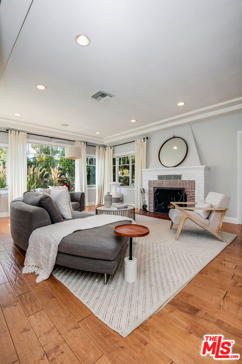 4538 Lemp Avenue, Studio City CA: https://media.crmls.org/mediaz/5019a6f5-3321-4dad-9c03-815c042df2a8.jpg