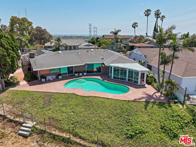 4260 S Cloverdale Avenue, Los Angeles CA: https://media.crmls.org/mediaz/501b6e57-af45-44e8-b222-e96c5bf99378.jpg