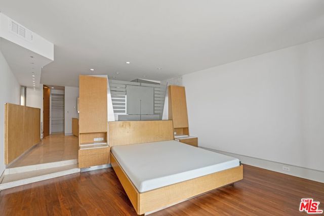 6 Eastwind Street, Marina del Rey CA: https://media.crmls.org/mediaz/501b8f1a-3ff6-440c-93f3-c924b7aa633e.jpg