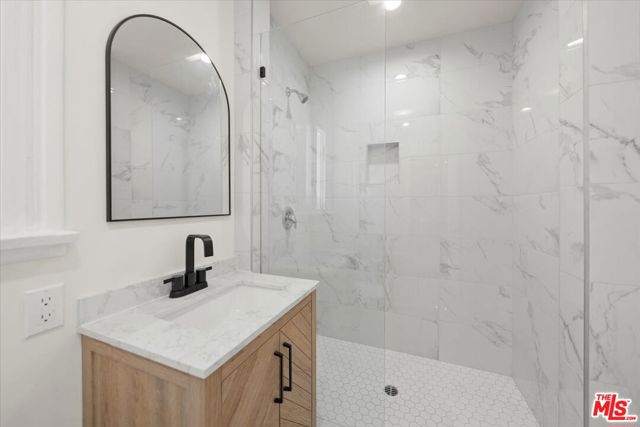 701 Oxford Avenue, Marina del Rey CA: https://media.crmls.org/mediaz/501beeee-01ff-4d71-bb62-3ba28d379a52.jpg