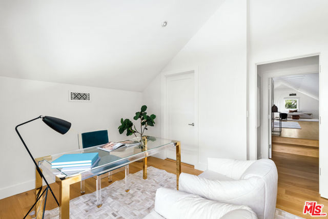 2612 Wallingford Drive, Beverly Hills CA: https://media.crmls.org/mediaz/501c820c-c73d-4fae-974b-53ed6c8ffad6.jpg