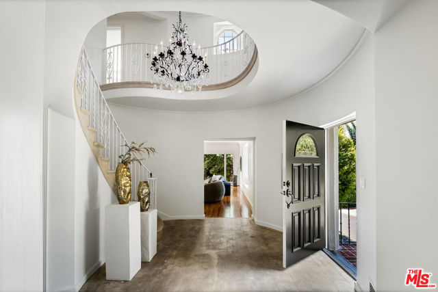 5700 Spring Oak Drive, Los Angeles CA: https://media.crmls.org/mediaz/501c9d43-f055-4f21-91c3-473a1482583e.jpg