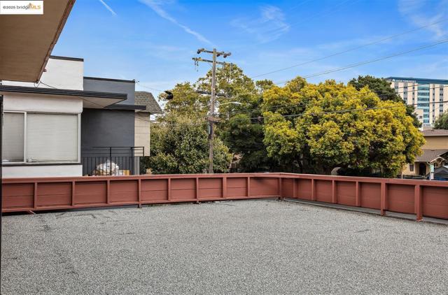 3802 Shafter Ave, Oakland CA: https://media.crmls.org/mediaz/50216d98-ccf4-4c39-a6e8-2a431453438b.jpg