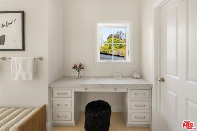 404 S Westgate Avenue, Los Angeles CA: https://media.crmls.org/mediaz/50219223-a0a5-43de-8b61-dad8e073fc12.jpg