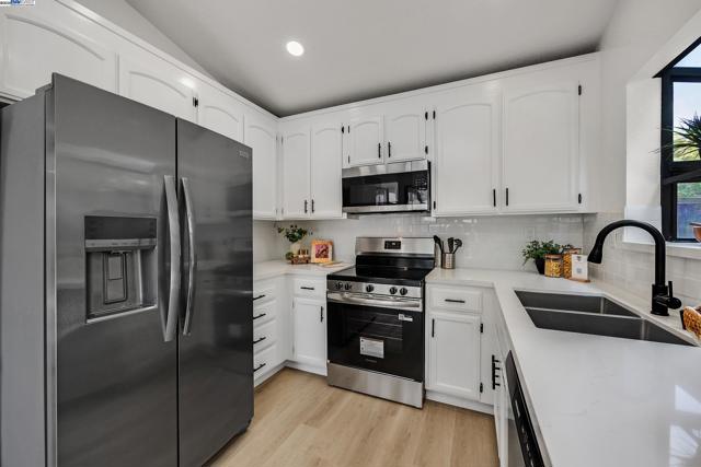 2227 Foxhill Drive, Martinez CA: https://media.crmls.org/mediaz/5021b7c5-9d71-4dfd-888d-af1a016953c4.jpg