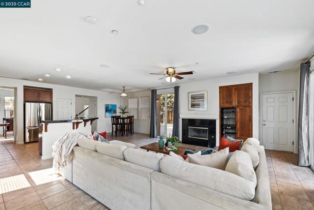 127 Sanford Ct, Brentwood CA: https://media.crmls.org/mediaz/50226aa9-1d43-4e5a-a7fd-87ecc85198dc.jpg