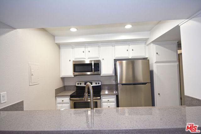 750 N Kings Road, West Hollywood CA: https://media.crmls.org/mediaz/5022e63f-b9f6-4aef-bc3f-494a01d43a77.jpg