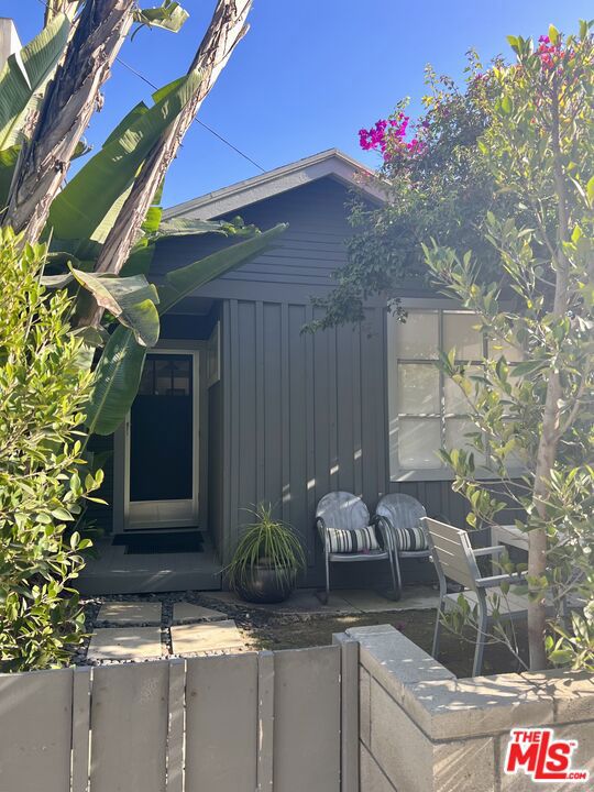 Adorable One Bedroom Cottage on the Marina del Rey Peninsula.  Totally remodeled, located on a walk street one block to the beach.  All new appliances / front garden / private grassy back yard and gated one car parking.  This rare, 1925 cozy cottage is absolutely charming! Fabulous location to the beach, Abbot Kinney, restaurants and shopping. Dog will be considered.
