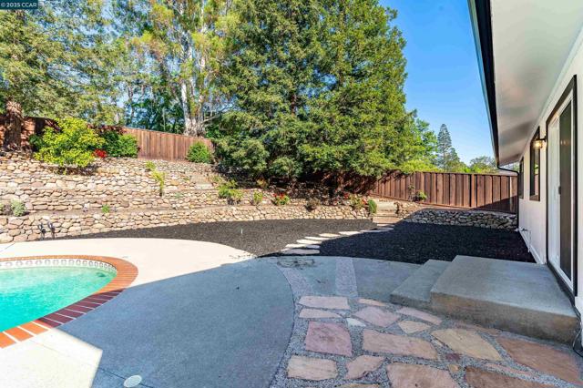 2424 San Miguel Dr, Walnut Creek CA: https://media.crmls.org/mediaz/502434f0-a024-4e8f-b305-b9f34933e6f5.jpg