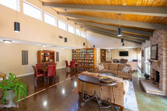 460 Arbor Lane Court, Thousand Oaks CA: https://media.crmls.org/mediaz/502439f2-c8ba-425a-a154-2eb151de7d4c.jpg