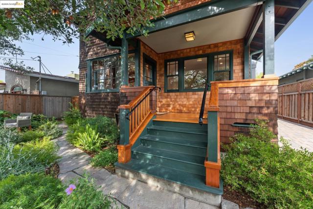 817 Curtis St, Albany CA: https://media.crmls.org/mediaz/5024806c-d967-4f17-bfce-5b555ce0ed98.jpg