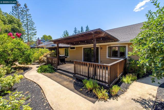 171 Mount Tam Ct, Martinez CA: https://media.crmls.org/mediaz/50250351-4b89-4f8a-82aa-49f7ebe83619.jpg