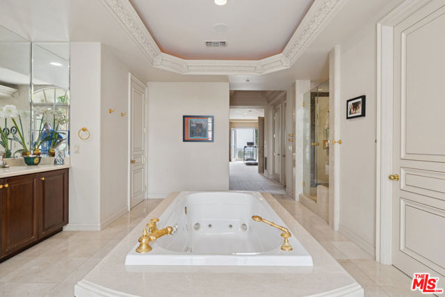 19016 Devonport Lane, Tarzana CA: https://media.crmls.org/mediaz/5025383e-1bd4-4328-99c9-f56d9e1c2040.jpg