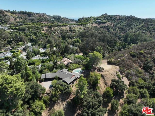 9595 Lime Orchard Road, Beverly Hills CA: https://media.crmls.org/mediaz/50255178-72da-4d65-a867-159bc406a0ec.jpg