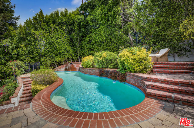13324 Valley Vista Boulevard, Sherman Oaks CA: https://media.crmls.org/mediaz/5025656c-3350-4909-ba41-3c66c0011164.jpg