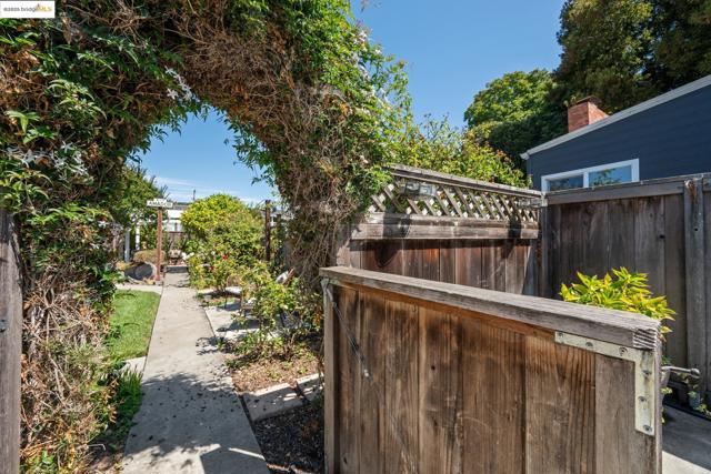 952 Amador St, Richmond CA: https://media.crmls.org/mediaz/5026d2d7-b977-44f9-9bed-7c3f76befcb9.jpg