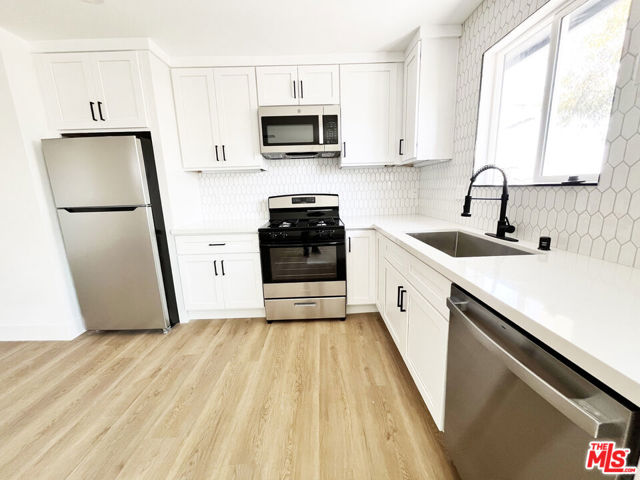 4180 Marlton Avenue, Los Angeles CA: https://media.crmls.org/mediaz/5026d394-570d-4f38-b59b-4b9917eb7a77.jpg