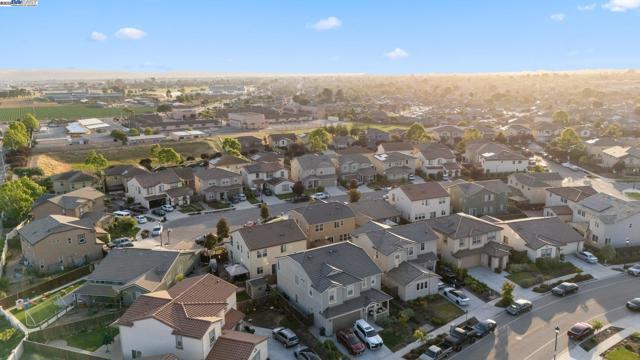 1109 Marsala Cir, Salinas CA: https://media.crmls.org/mediaz/50270125-23bb-4409-86f2-108b770ddf65.jpg