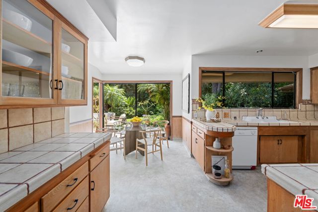 515 Warner Avenue, Los Angeles CA: https://media.crmls.org/mediaz/5027122f-9ffa-4dfc-b380-05ab43981b26.jpg