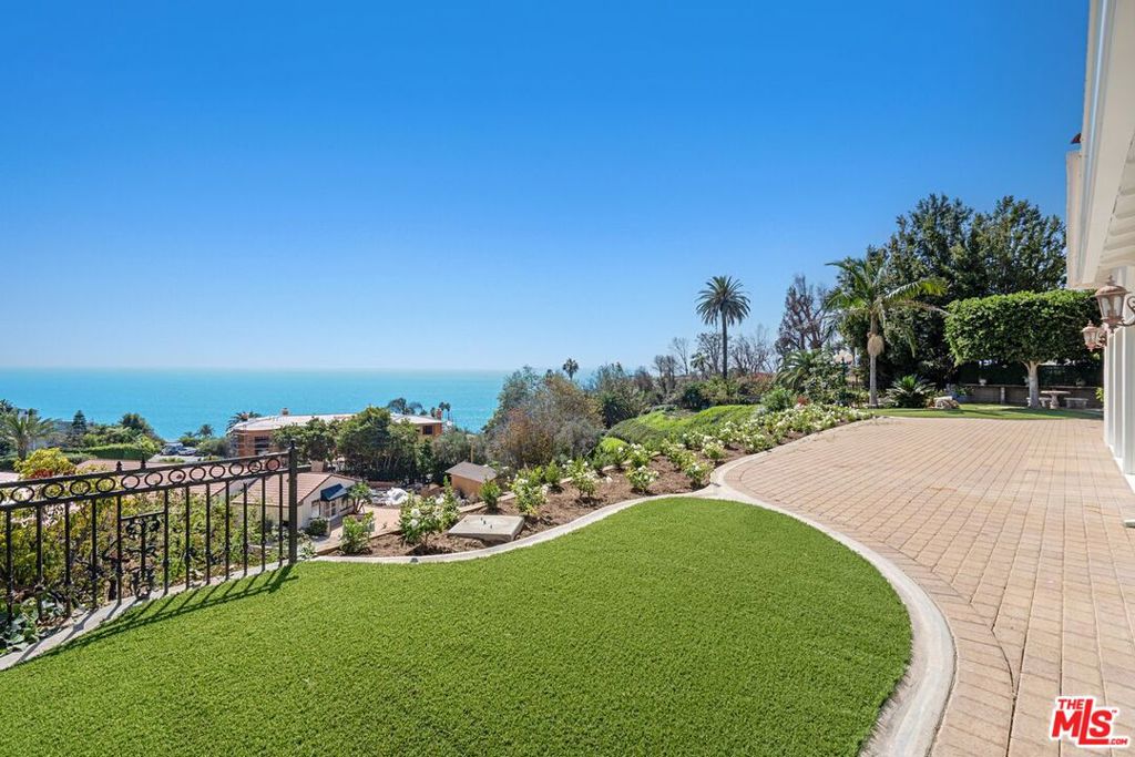 16910 W Sunset Boulevard — architectural residence