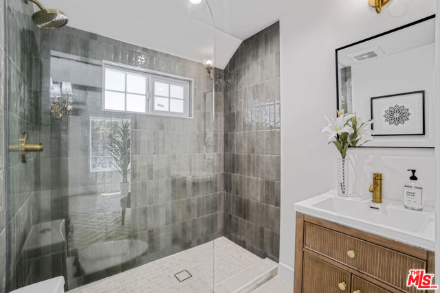 1831 Benedict Canyon Drive, Beverly Hills CA: https://media.crmls.org/mediaz/502859c7-d06b-44fb-aad4-da69d325620e.jpg