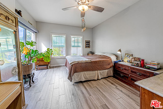 415 Townsquare Lane, Huntington Beach CA: https://media.crmls.org/mediaz/5028d609-83e5-415a-9c12-9155a4678cec.jpg