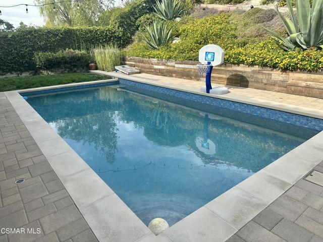 1961 Mccrea Road, Thousand Oaks CA: https://media.crmls.org/mediaz/5029a831-7945-4dca-8ac6-f0491d437410.jpg