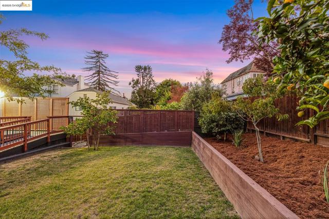 61 Wildwood Ave, Piedmont CA: https://media.crmls.org/mediaz/502a424b-def1-4132-8fe5-aa573863c31f.jpg