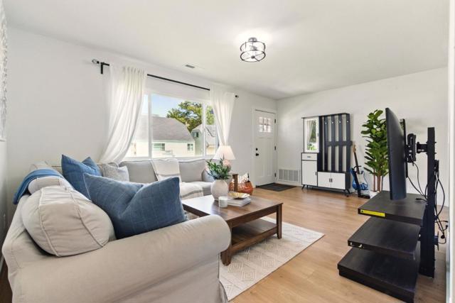 640 Heather Court, Pacifica CA: https://media.crmls.org/mediaz/502a49d0-0b9b-4042-a623-820a206af447.jpg