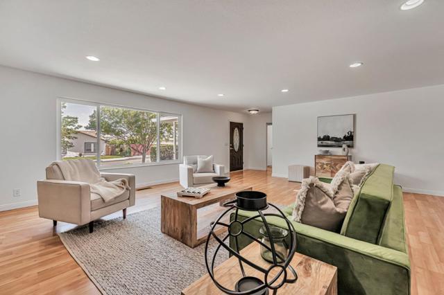 1081 Oak Street, Hollister CA: https://media.crmls.org/mediaz/502a5608-315c-4c66-a40a-f4fd93ab3b07.jpg