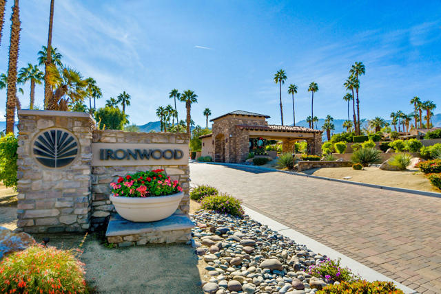 49120 Sunrose Lane, Palm Desert CA: https://media.crmls.org/mediaz/502abf45-2028-4136-a19d-d9f3e9c4c9a9.jpg