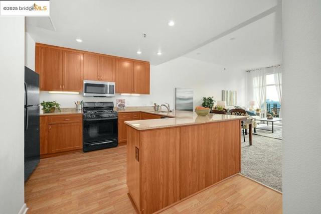 5855 Horton St, Emeryville CA: https://media.crmls.org/mediaz/502ae3ab-b9db-4256-9bb9-340fbcc7bdf5.jpg