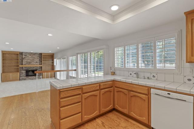 1927 Foxswallow Cir, Pleasanton CA: https://media.crmls.org/mediaz/502ba05a-9311-4dd4-8127-1166e07d6f94.jpg
