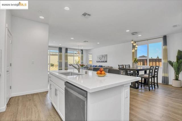 5424 Nimis Way, Antioch CA: https://media.crmls.org/mediaz/502c2598-bf10-4469-8fc4-529136c91a1f.jpg