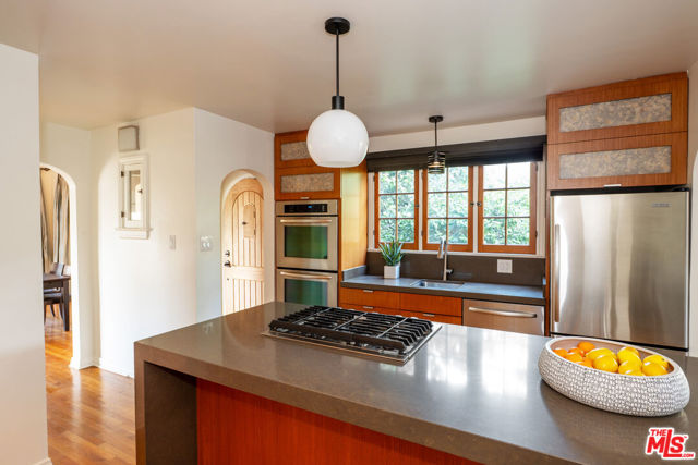 263 Lamont Drive, Los Angeles CA: https://media.crmls.org/mediaz/502ca448-c8ed-409e-a306-8c8ca2165c87.jpg