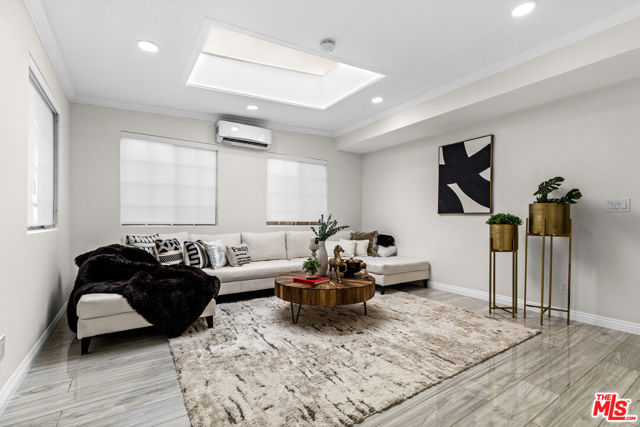 8557 Norwich Avenue, North Hills CA: https://media.crmls.org/mediaz/502cd441-ca16-4553-983d-7789399d4c8f.jpg