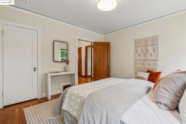 6232 Manoa St, Oakland CA: https://media.crmls.org/mediaz/502ce8f6-4d3a-4d71-9a80-c273c7aefe14.jpg