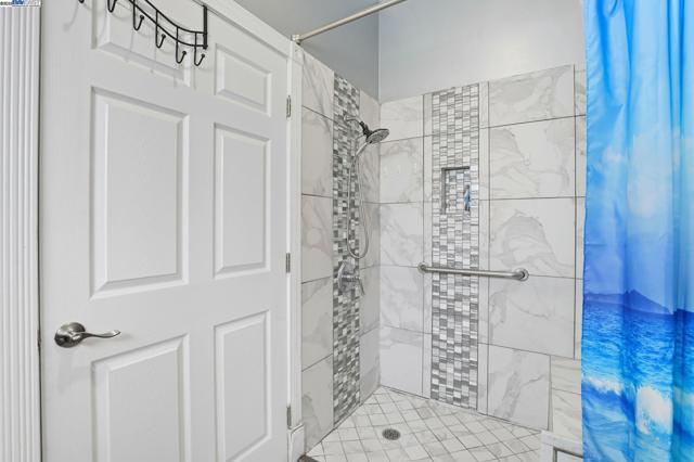 4470 Rolling Oaks Dr, Granite Bay CA: https://media.crmls.org/mediaz/502da544-99db-4076-86a0-f171d346c784.jpg