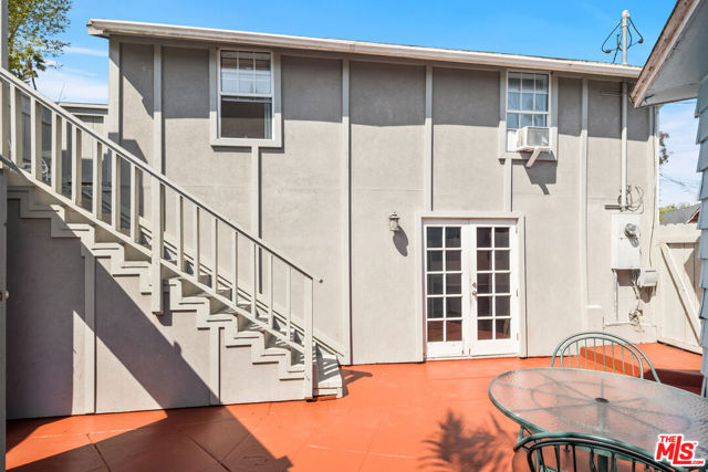 837 Venice Boulevard, Venice CA: https://media.crmls.org/mediaz/502dda8f-0c8a-4084-94a0-551e5331a854.jpg