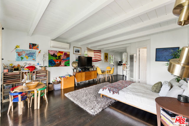 2316 Laurelmont Place, Los Angeles CA: https://media.crmls.org/mediaz/502e8d82-d065-45f2-b0d6-e961a6c0350f.jpg