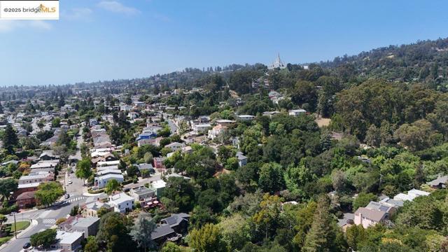 3312 Wisconsin St, Oakland CA: https://media.crmls.org/mediaz/502f6ba1-331f-4224-a6a1-7c5a24a4ff3e.jpg