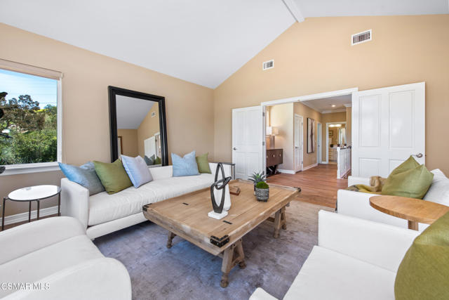 1074 Deseo Avenue, Camarillo CA: https://media.crmls.org/mediaz/5030b46b-8963-4fda-a82a-7085913a6294.jpg