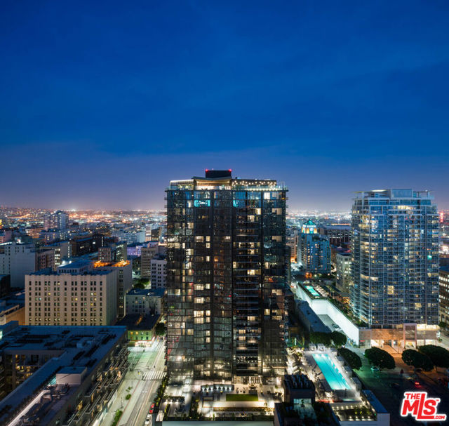 801 S OLIVE Street, Los Angeles CA: https://media.crmls.org/mediaz/5030f81c-4813-4537-8ab3-77bf00ac22a9.jpg