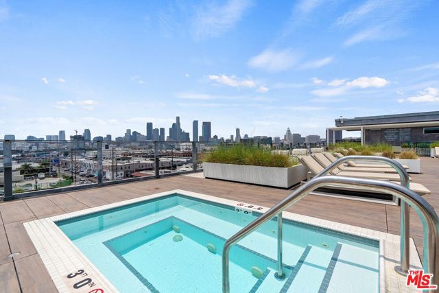 527 Molino Street, Los Angeles CA: https://media.crmls.org/mediaz/50310151-1880-4cec-ad16-89e790f76461.jpg
