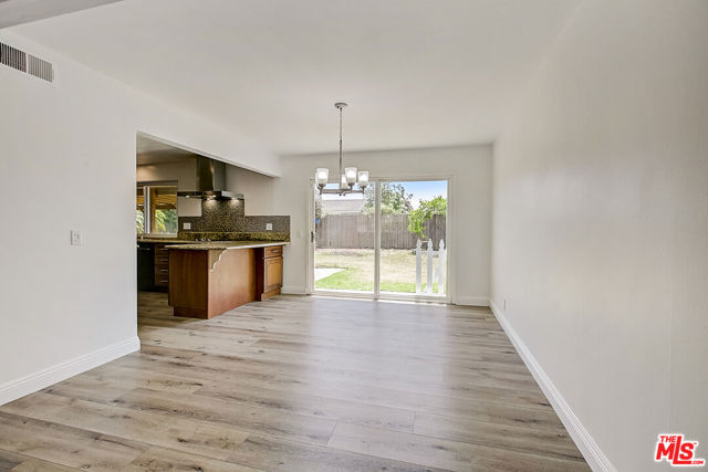 1542 EUCLID Avenue photo 8