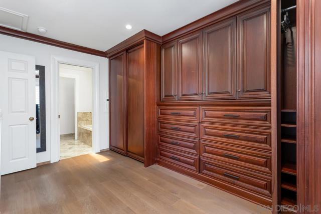 270 Surfview Ct, Del Mar CA: https://media.crmls.org/mediaz/5034f823-0a9c-4c3d-81a4-f0425007205c.jpg
