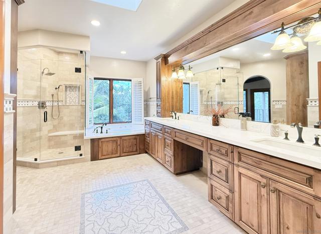 16722 Via Lago Azul, Rancho Santa Fe CA: https://media.crmls.org/mediaz/50355567-75a7-4fbb-9e58-d5f6b63bdba6.jpg