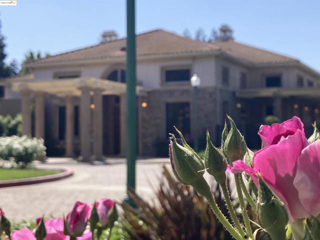 10448 almanor circle, Stockton CA: https://media.crmls.org/mediaz/50358c25-d9e7-4107-aaaf-63c24baef88b.jpg