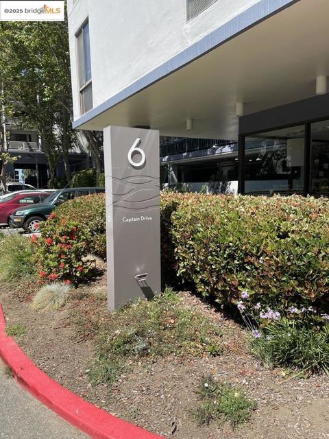 6 Captain DR, Emeryville CA: https://media.crmls.org/mediaz/5035d489-0b5b-485f-a8d4-799b21b34cfd.jpg